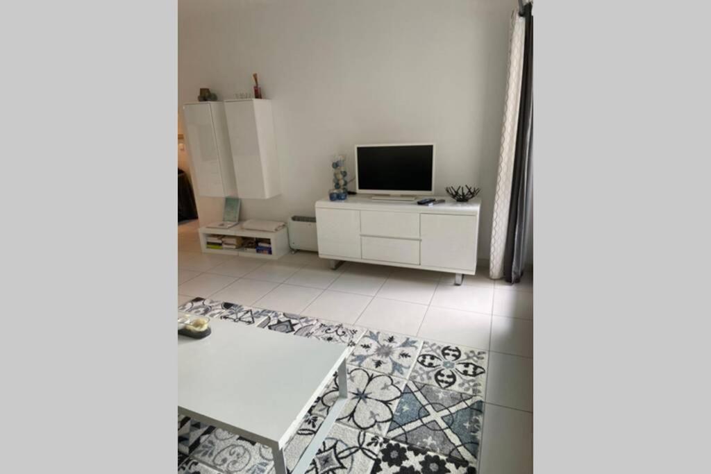 App Le Rocazur Avec Piscine Et Parking En Bord De Mer A 500M Du Centre Ville Menton Exteriér fotografie